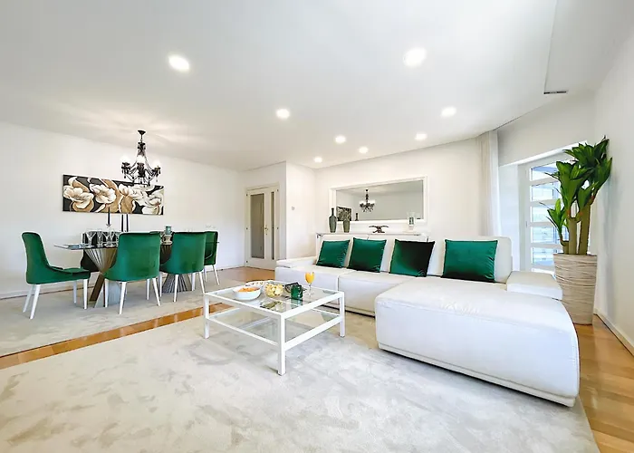 Prestige Entire 3 Bedroom Luxury דירה *